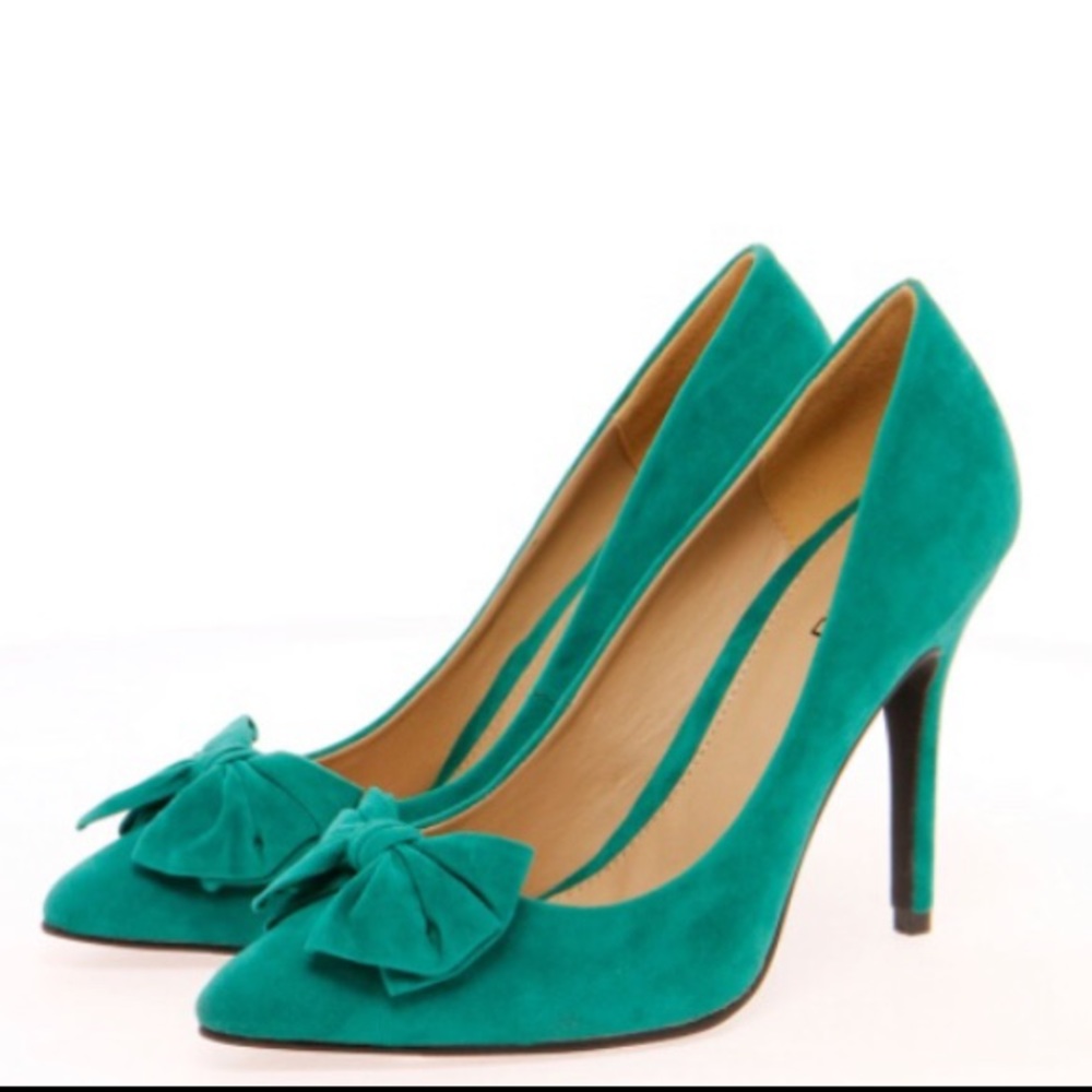 Suede bowed pumps!